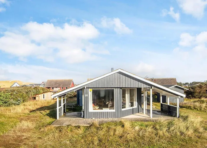 בית נופש Seaside Escape With Swing *